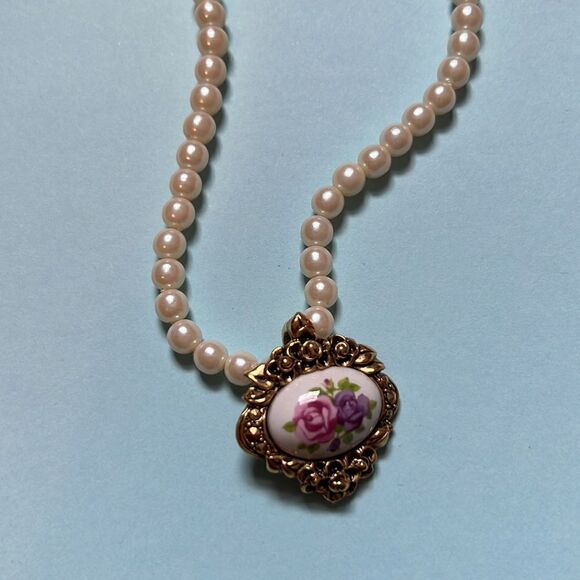 Avon Faux Pearl 10.5” necklace - Picture 2 of 5